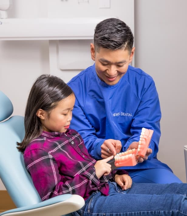 Dentista con paciente joven