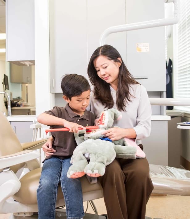 Mamá e hijo en la oficina del dentista